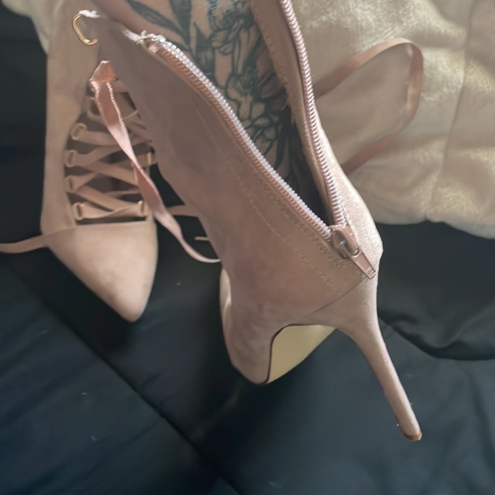 New barely used sexy tie up heels size 9 but for an 8 because of the pointy toe - Picture 6 of 7